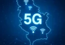 Ilustracija razvoja 5G mreže u Srbiji sa prikazom signala i baznih stanica na mapi zemlje