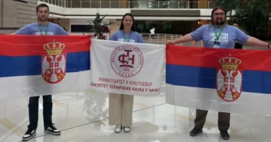 Tri srpska studenta drže zastavu Srbije i zastavu Fakulteta tehničkih nauka iz Čačka nakon osvajanja nagrade na Huawei ICT takmičenju 2024/2025.