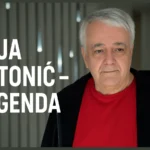 Voja Antonić pored Galaksija računara i knjiga u LED okruženju