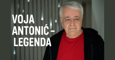 Voja Antonić pored Galaksija računara i knjiga u LED okruženju