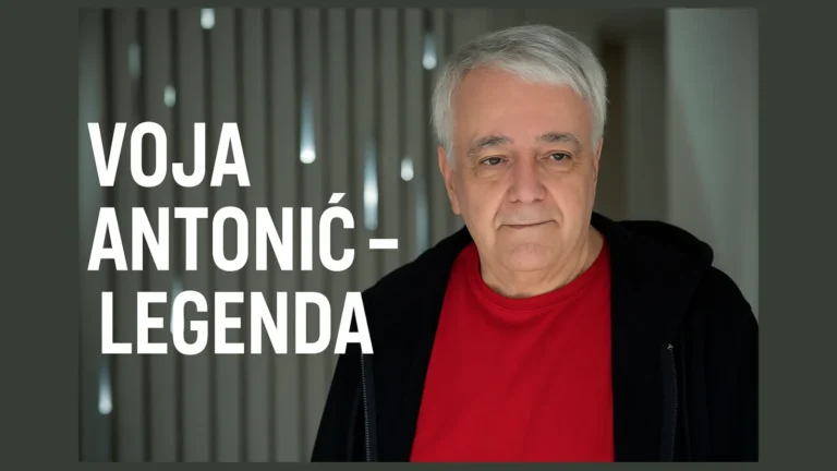 Voja Antonić pored Galaksija računara i knjiga u LED okruženju