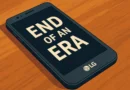 LG pametni telefon sa natpisom „End of an Era“ na ekranu