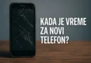 Istrošen pametni telefon sa napuklim ekranom, simbolizuje vreme za zamenu uređaja