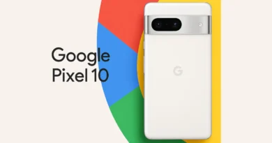 3D prikaz Google Pixel 10 telefona sa mat belom pozadinom, postavljen preko šarene pozadine u Google bojama (plava, crvena, žuta, zelena), sa natpisom „Google Pixel 10“.