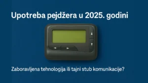 Upotreba pejdžera u 2025. godini – retro ilustracija pejdžera sa naslovom Zaboravljena tehnologija ili tajni stub komunikacije