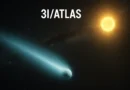Međuzvezdani komet 3I/ATLAS u prolazu pored Sunca, svetleći plavo-zeleni rep u svemiru