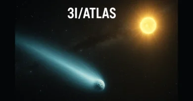 Međuzvezdani komet 3I/ATLAS u prolazu pored Sunca, svetleći plavo-zeleni rep u svemiru