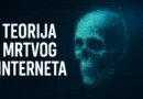 Digitalna ilustracija teorije mrtvog interneta – pikselizovana lobanja i plavi binarni kod u pozadini