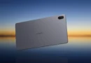 Huawei MatePad 11.5 tablet (zadnja strana) u studijskom kadru sa mekanim osvetljenjem