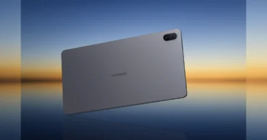 Huawei MatePad 11.5 tablet (zadnja strana) u studijskom kadru sa mekanim osvetljenjem