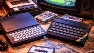 Sinclair ZX81 i ZX Spectrum retro kućni računari iz 1980-ih sa kasetama i CRT televizorom