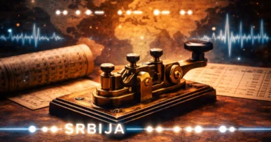 Stari telegrafski uređaj sa prikazom reči SRBIJA u Morzeovom kodu