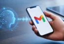Pametni telefon sa Gmail simbolom i AI hologramom koji predstavlja novu funkciju razgovora sa mejlovima.