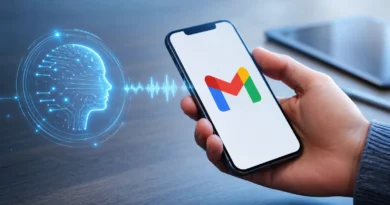 Pametni telefon sa Gmail simbolom i AI hologramom koji predstavlja novu funkciju razgovora sa mejlovima.