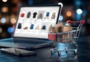 Mini kolica za kupovinu sa paketima ispred laptopa i telefona, simbol online kupovine i Google Shopping pretrage u Srbiji