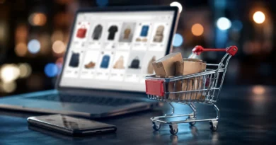 Mini kolica za kupovinu sa paketima ispred laptopa i telefona, simbol online kupovine i Google Shopping pretrage u Srbiji