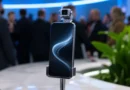 Honor Robot Phone koncept sa pokretnom AI kamerom na vrhu telefona, prikazan na tehnološkom događaju.