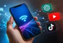 Pametni telefon sa ikonama ChatGPT-a, YouTube-a i TikTok-a koji prikazuje potrošnju mobilnog interneta i streaming podataka