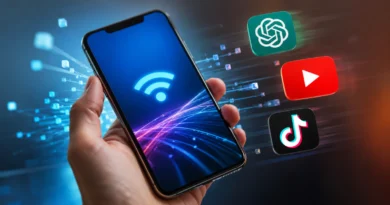 Pametni telefon sa ikonama ChatGPT-a, YouTube-a i TikTok-a koji prikazuje potrošnju mobilnog interneta i streaming podataka