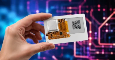 Ruka drži ultra-tanku MuxCard razvojnu ploču sa e-ink ekranom i vidljivom elektronikom