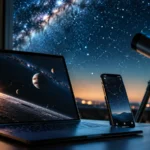 Laptop i mobilni telefon prikazuju mapu noćnog neba, dok se u pozadini vidi teleskop i zvezdano nebo.