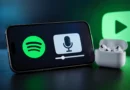 Pametni telefon sa simbolima za audio i video podkast pored bežičnih slušalica, kao ilustracija Spotify i Apple video podkast tehnologije.