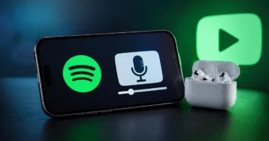 Pametni telefon sa simbolima za audio i video podkast pored bežičnih slušalica, kao ilustracija Spotify i Apple video podkast tehnologije.