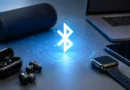 Ilustracija Bluetooth povezivanja između bežičnih slušalica, pametnog sata, telefona, laptopa i zvučnika.
