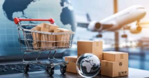 Paketi iz Kine u korpi za online kupovinu sa avionom i globusom u pozadini