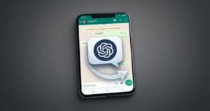 Pametni telefon sa WhatsApp interfejsom i ChatGPT logotipom koji simbolizuje povratak AI asistenta na platformu.