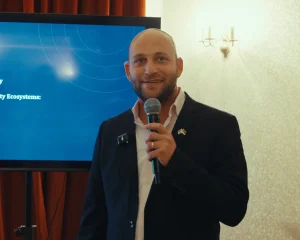 Cybersecurity Alliance pokrenuta u Beogradu: Microsoft, Cisco i IBM među članovima 4 Daniel Martin sa mikrofonom govori na predstavljanju Cybersecurity Alliance inicijative u Beogradu.