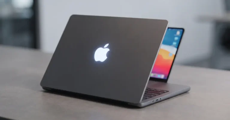 Poklopac novog MacBook Pro računara sa svetlećim Apple logom